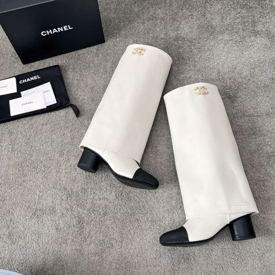 👟👟Ex-factory price 1000👟👟 High version of Chanel CHANEL, 🌞🌞🌞Xiaoxiang’s latest boots for autumn and winter 2025, a must-have item for this autumn and winter! ! Ms. Chanel loves simple yet irresistible combinations to show her unique style. Mix and match freely to shine⚡Follow Grandma’s fashion steps! ! ! The top-notch craftsmanship and texture are perfectly presented. No matter any details, you can compare them with the counters. The best quality products can be entered and exited from the counters at will! ! ❶Material: imported cowhide/sheep leather ❷Inner lining: cowhide lining ❸Foot pads: cowhide lining ❹Outsole: original Italian leather outsole ❺Heel height: 5.5cm ❻Boot shaft height: 15 inches ❼Number: 35-40 (40 and 41 are customized and non-refundable)
